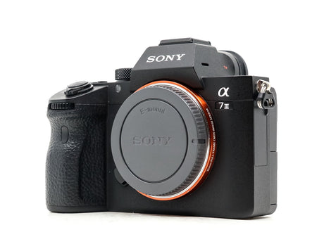 Cámara Sony Alpha A7 III sobre superficie de madera — Camera Market