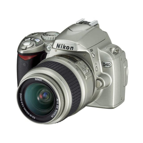 Nikon D40 - Grau + Nikon AF-S DX Nikkor 18-55mm f/3.5-5.6G ED II f/3.5-5.6
