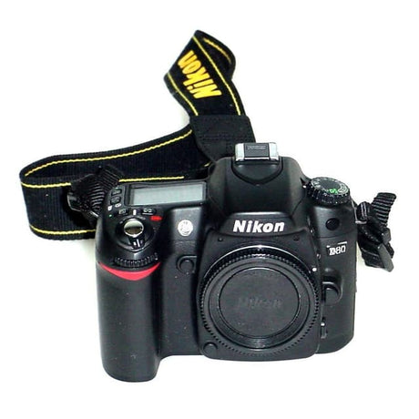 D80 SLR - Schwarz + Nikon AF-S DX Nikkor 18-70mm f/3.5-4.5G ED-IF f/3.5-4.5