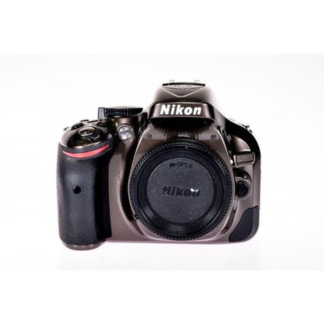 SLR D5200 - Braun + Nikon AF-S Nikkor DX 18-55mm f/3.5-5.6 G VR II