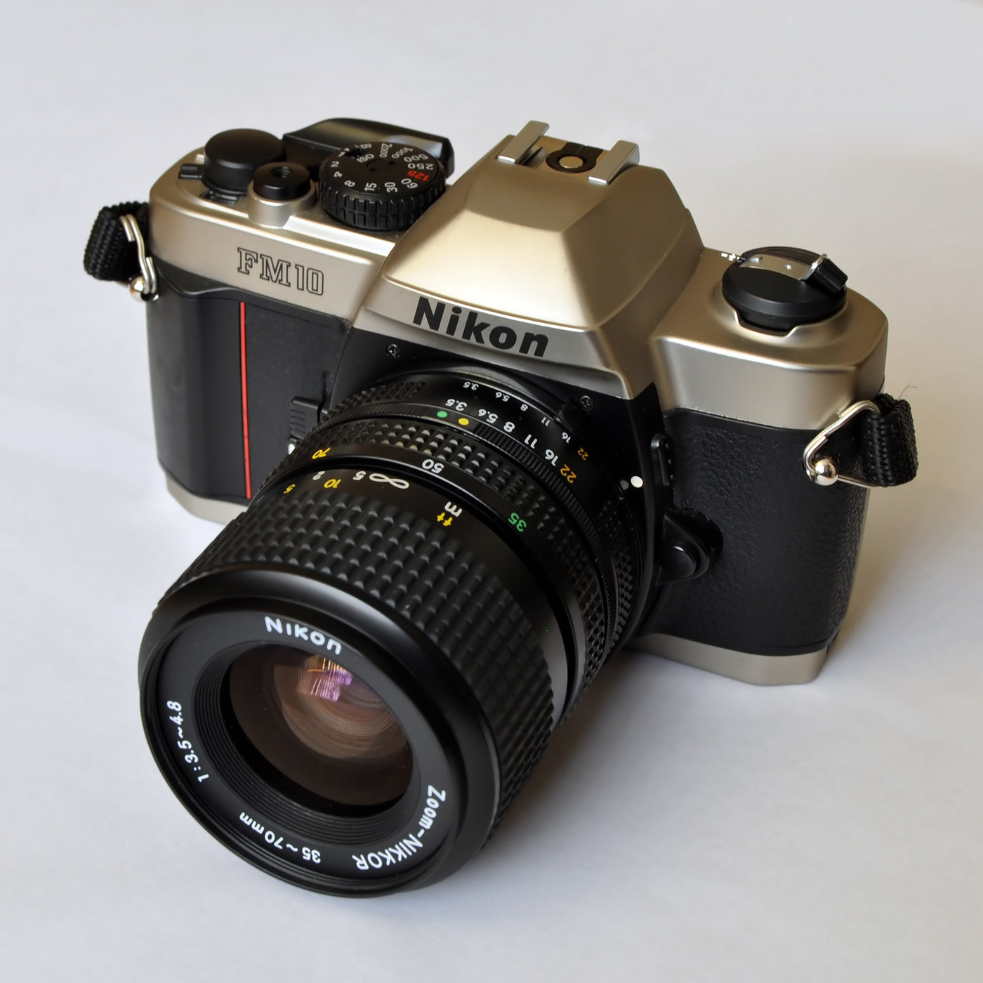 Nikon FM10 + Zoom-Nikkor 35-70mm f3.5-4.8 - SLR 35mm Filmkamera · Hauptbild