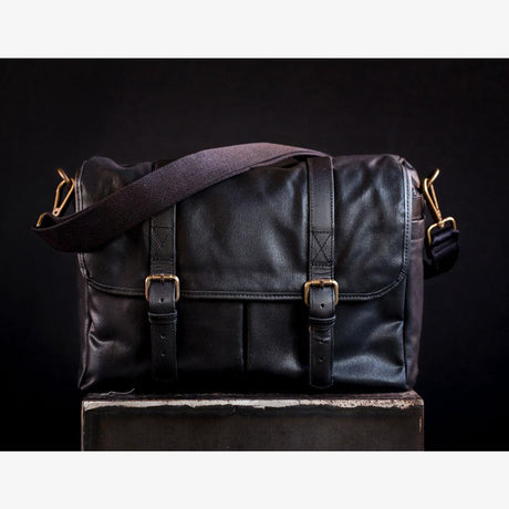 Here's the translation:

**Roma Black Waxed Canvas Kameratasche**