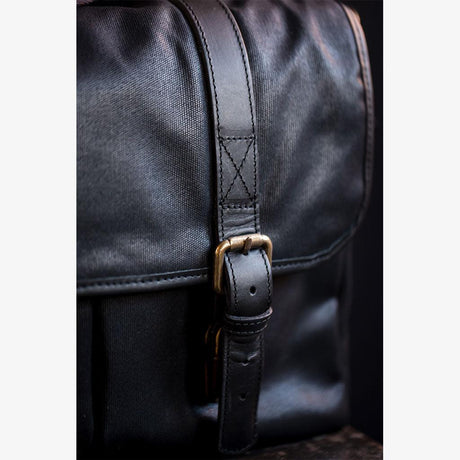 Here's the translation:

**Roma Black Waxed Canvas Kameratasche**