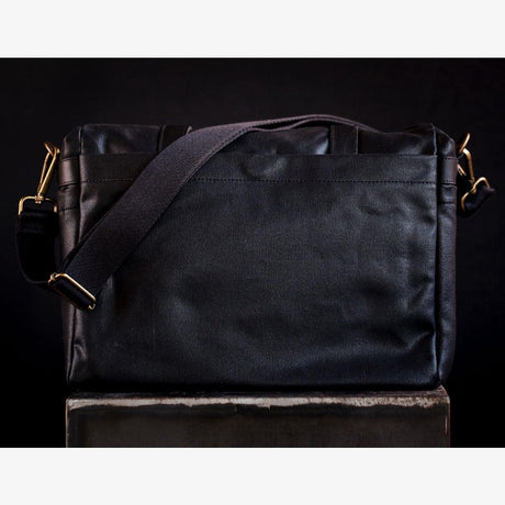 Here's the translation:

**Roma Black Waxed Canvas Kameratasche**