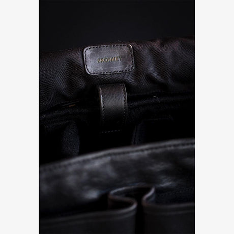 Here's the translation:

**Roma Black Waxed Canvas Kameratasche**