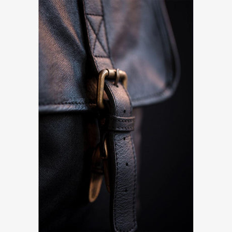 Here's the translation:

**Roma Black Waxed Canvas Kameratasche**
